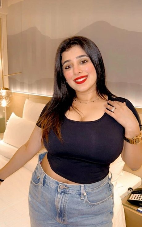 Apoorva Bhalla セックスモデル ギャラリー