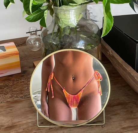 毛深い茂みオンリーファンズ ホットセックス 画像