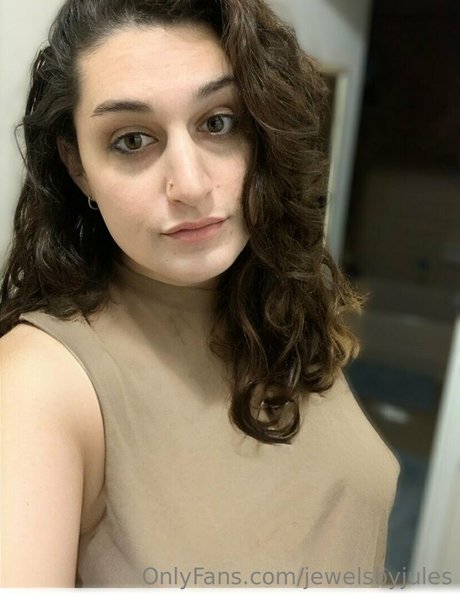 ヌード自撮りオンリーファンズ ポルノグラフィック 写真