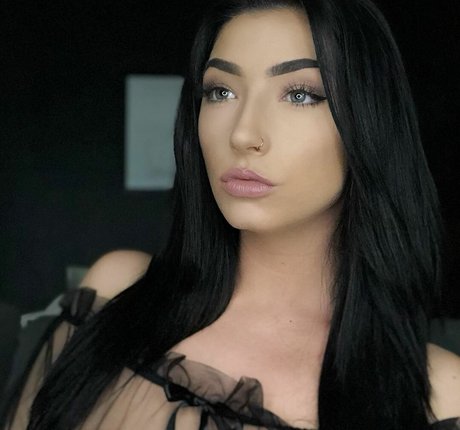 巨乳ソロオンリーファンズ セクシーヌード 画像