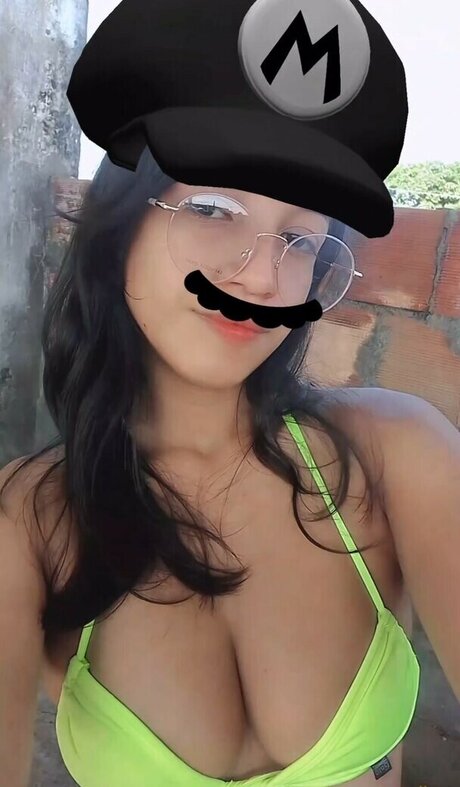 Yasmim kesia スター ヌード 写真