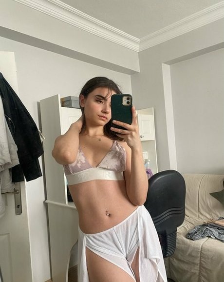 Nisa Kavak かわいいモデル アーカイブ