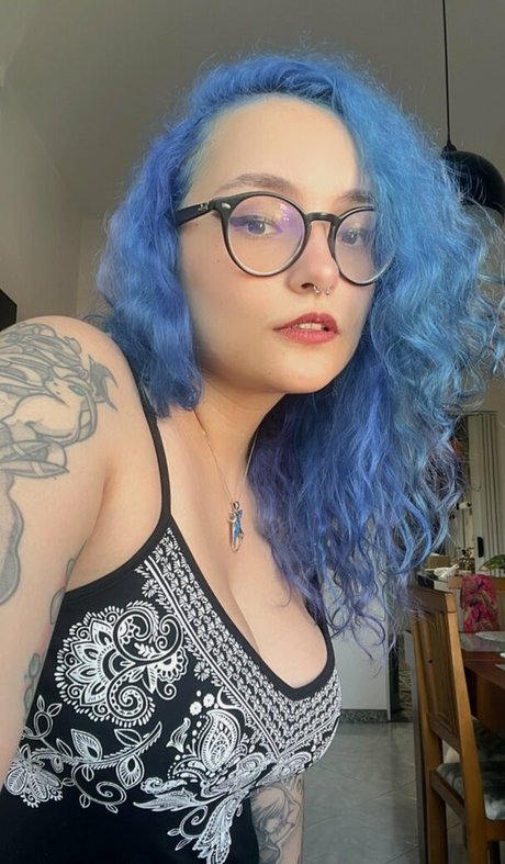 垂れ乳オンリーファンズ 美しいヌード 画像