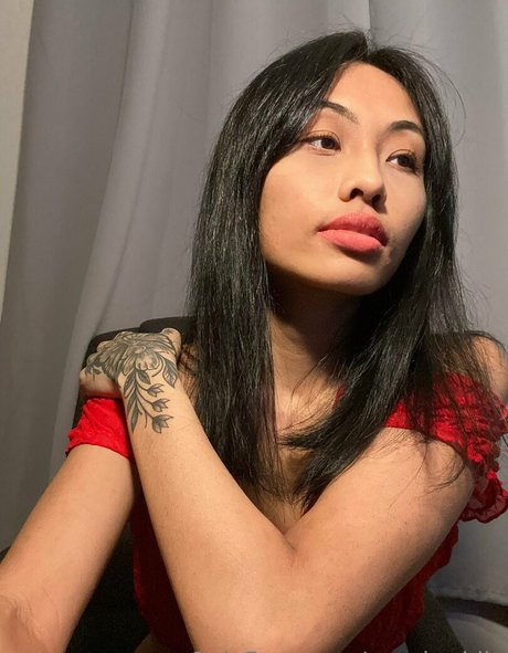 ブルネットのティーンオンリーファンズ ホットセクシー 写真