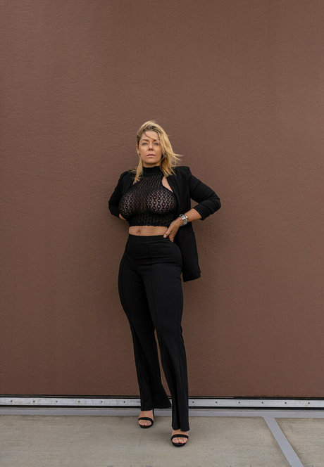 MI4 S4ND セクシーモデル 写真