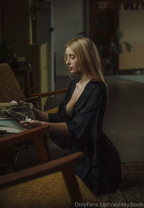 ashley boob ヌードモデル 写真