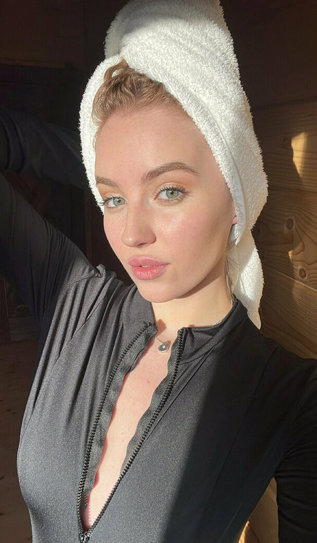 ashley boob 裸のモデル ギャラリー