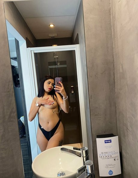 stefaniaqos ポルノモデル 写真