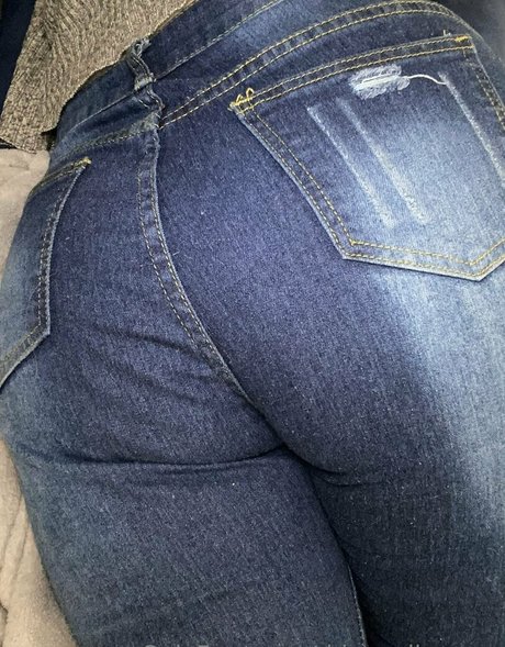 曲線美のクーガーオンリーファンズ セクシー 写真