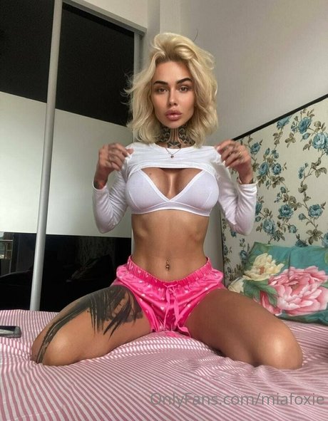 巨乳の黒人女性オンリーファンズ ポルノグラフィック 画像