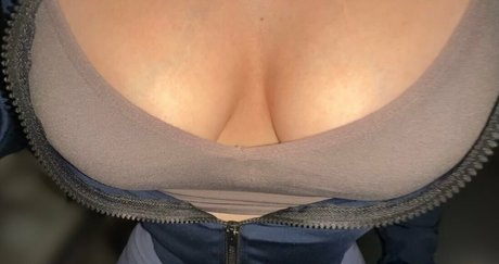 黒檀の偽おっぱいオンリーファンズ ポルノ 写真