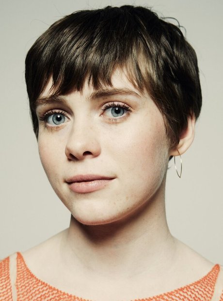 Sophia Lillis ポルノ女優 写真
