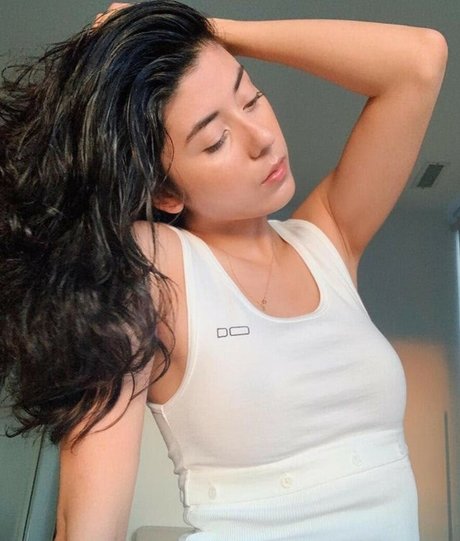 巨乳ラテン系オンリーファンズ ヌード 写真