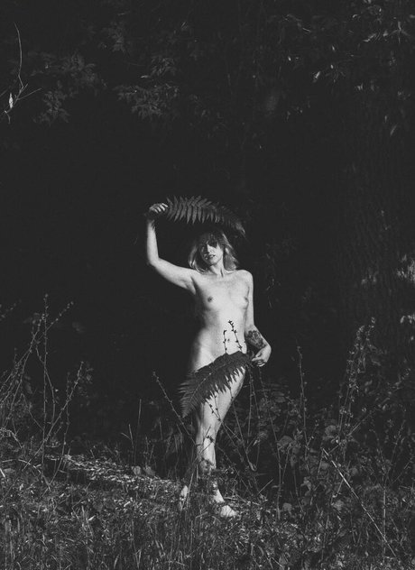 毛深い足のオンリーファンズ アートポルノ 写真