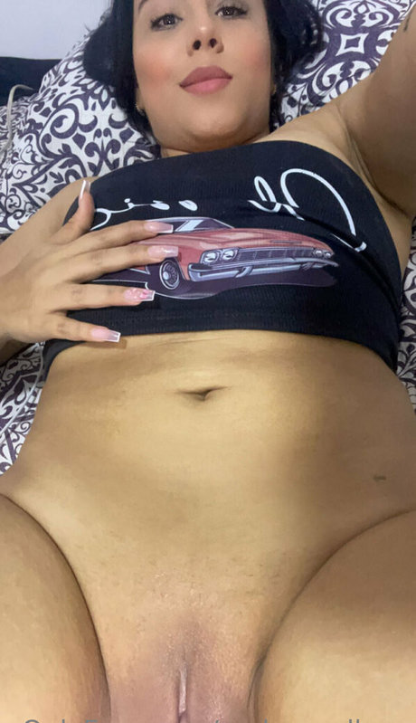 巨乳ストリップオンリーファンズ ホットセクシー 画像