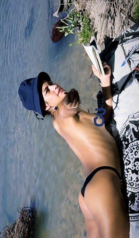Cynthia Senek top profile image