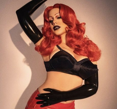 Slayyyter ヌードスター 写真