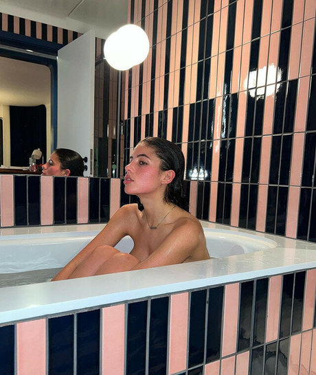 Isabella Carr アート女優 画像