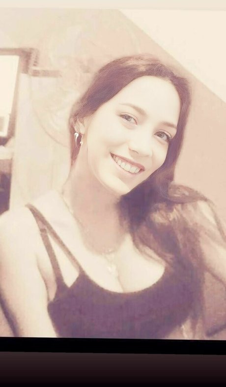 Melani Poisa トップモデル 画像
