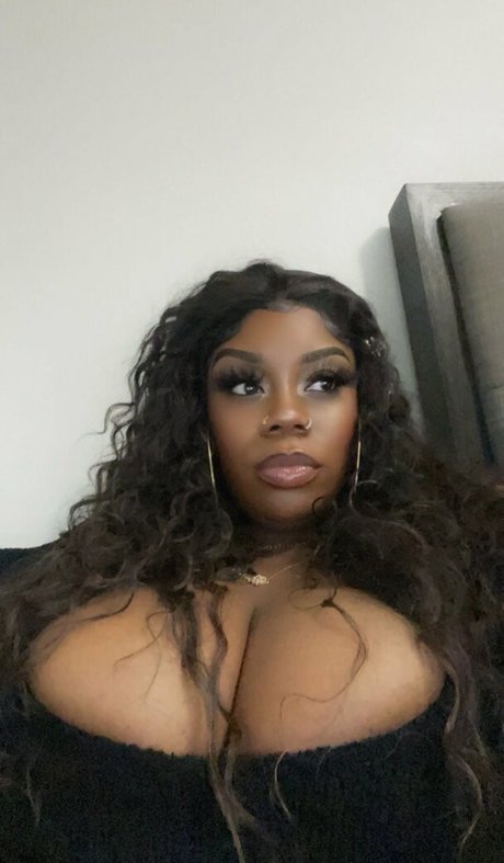 オンリーファンズで セクシーヌード 画像