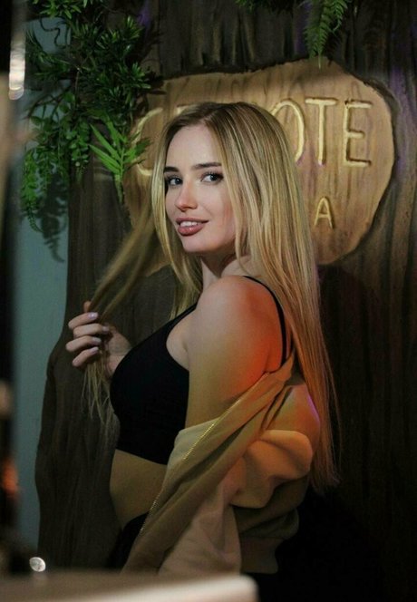 大学生のティーンオンリーファン ホットxxx 写真