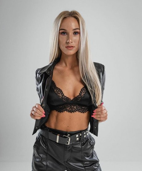 Gergye Krisztina エロティックなポルノスター ギャラリー