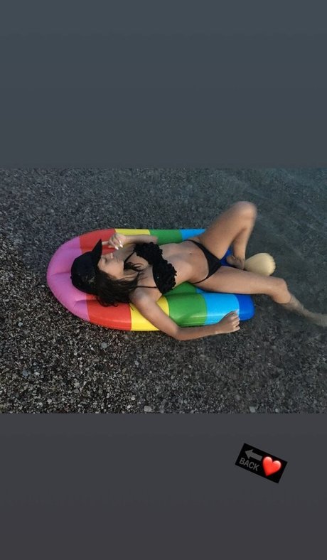 Tea Divljak アダルト女優 写真