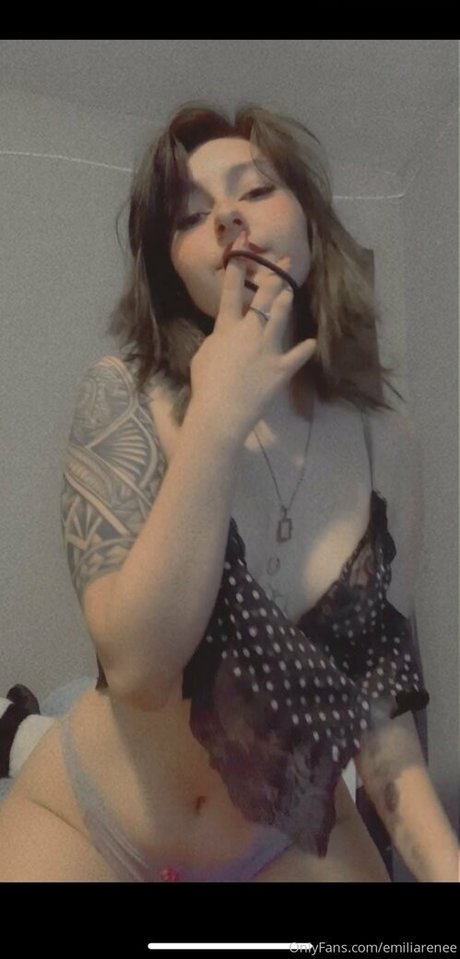 emiliarenblue ポルノスター 無料 写真