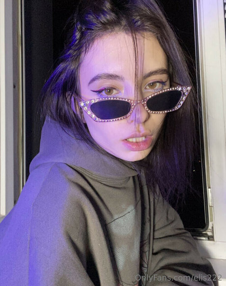 垂れ乳オンリーファンズ ホットセクシー 写真