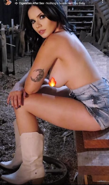 Lara Lyss Tiago ホットなポルノスター 写真