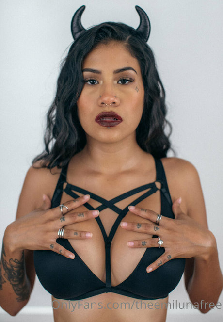 ティーンソロオンリーファンズ ホット裸 写真