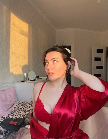 オンリーファンズで セクシーヌード 写真