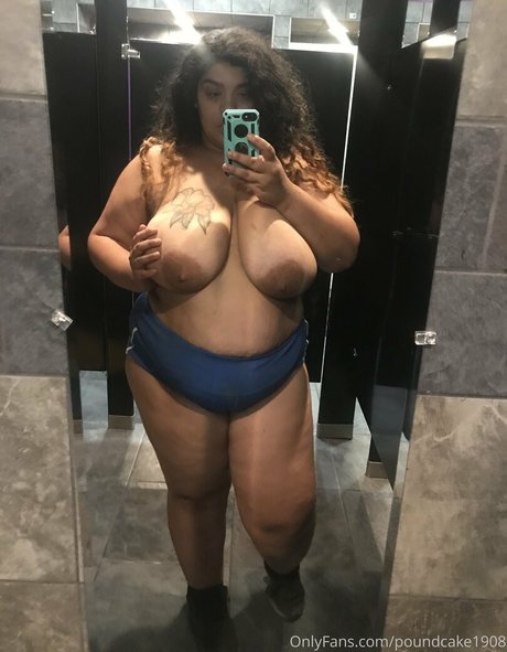 熟女の偽おっぱいオンリーファンズ アート裸 写真