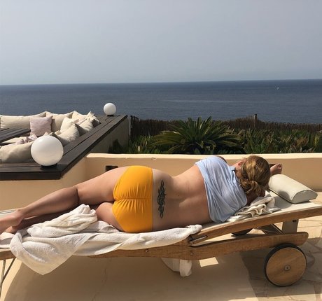 金髪巨乳オンリーファンズ HD 写真