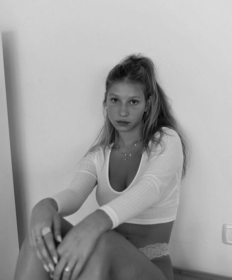 ポルノスターオンリーファンズ セクシー 写真
