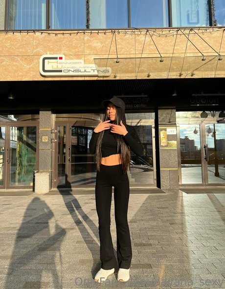 巨乳ソロオンリーファンズ セクシー裸 写真