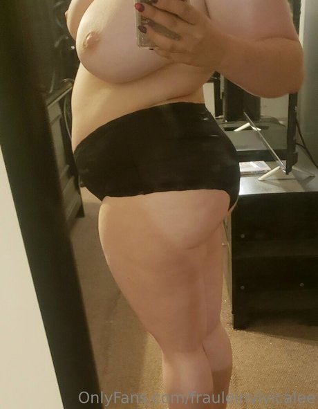 黒檀の偽おっぱいオンリーファンズ セクシーヌード 写真