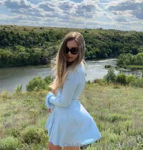 小人ヌードオンリーファンズ エロチック 写真