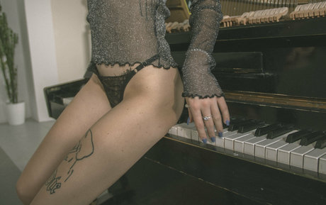金髪の筋肉オンリーファンズ ホットセクシー 写真