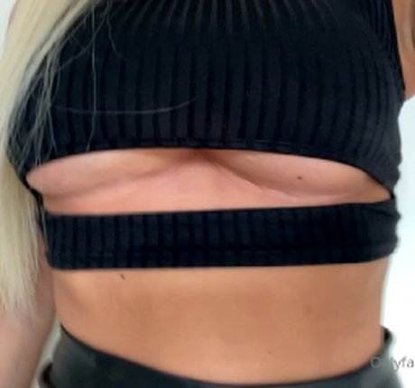 Cuurvybabe 最高のポルノスター 写真