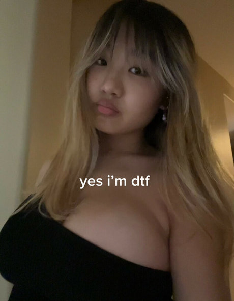 オンリーファンズで セクシーヌード 写真
