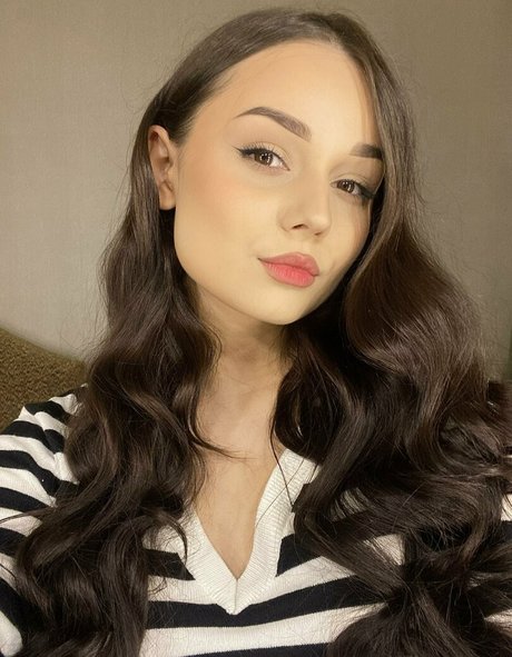 痩せた美女オンリーファンズ セクシー裸 写真