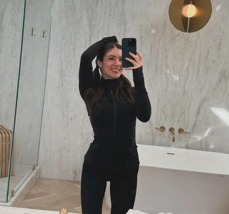人気のアジア系オンリーファンズ セクシーヌード 写真