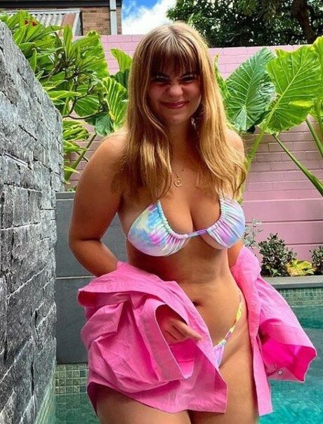 Clemence Andrea 裸のモデル ギャラリー