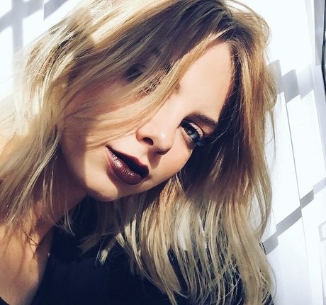 Allie Marie Evans xxxモデル 写真