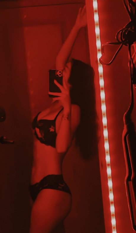 Nizhoni Begaye ヌード女優 画像