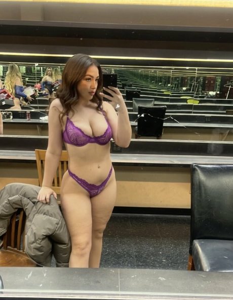 Cassie Lenoir セクシーなポルノスター 画像