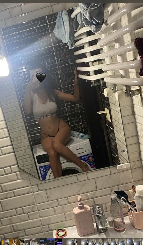 18歳のオンリーファンズ ホット裸 画像