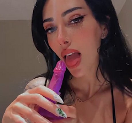 Rose Zara ポルノスター ヌード 写真
