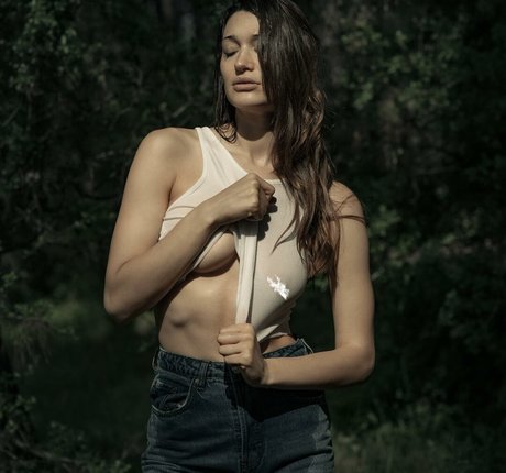 ブルネットの妻オンリーファンズ アートヌード 写真
